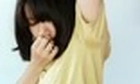 Tại sao nách vẫn hôi sau khi dùng lăn khử mùi? Dược sĩ tiết lộ: Có thể bạn dùng sai thời điểm!