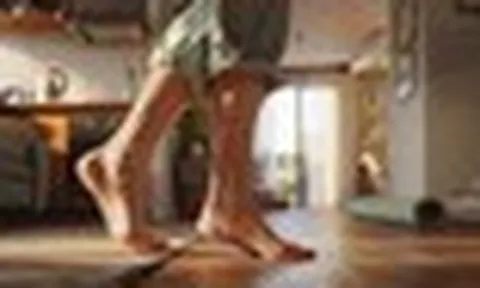 Đi chân trần trong nhà lợi hay hại? Câu trả lời của bác sĩ có thể khiến bạn bất ngờ
