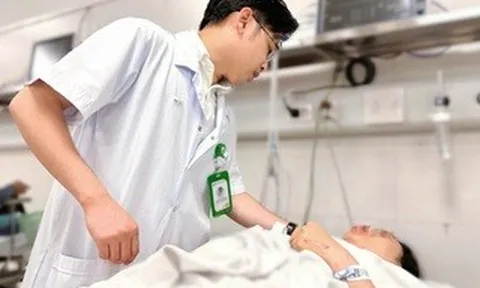 Thông tin từ bệnh viện về sức khỏe người phụ nữ sau khi được gần 20 người nâng xe buýt cứu