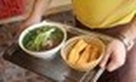 Thói quen ăn phở của hàng triệu người Việt: Bác sĩ cảnh báo món ăn kèm “ngon miệng” nhưng tiềm ẩn rủi ro