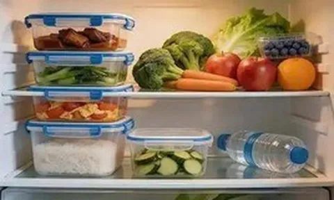 Ngày càng có nhiều người mắc ung thư đại trực tràng, bác sĩ nghẹn ngào cảnh báo: Thà nhịn đói còn hơn ăn 4 thứ “nằm lì” trong tủ lạnh