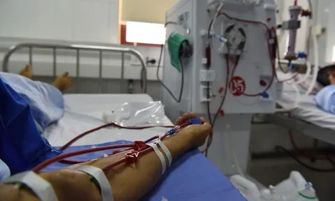 Người đàn ông trẻ suy thận như cụ ông 80 tuổi vì duy trì thói quen ăn tối "cực hại"
