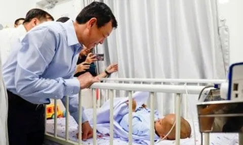 Thứ trưởng Bộ Y tế thăm bé trai 2 tuổi bị bạo hành