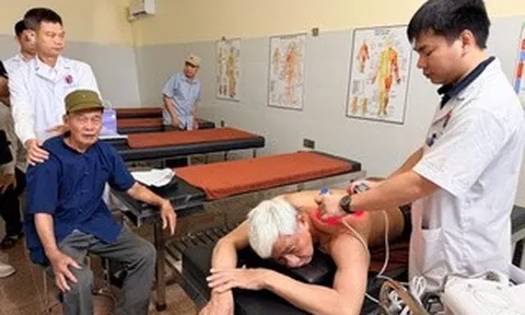 Bác sĩ tuyến trung ương về xã khám miễn phí cho người có công