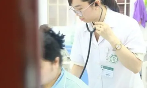 Người mẹ trẻ ôm con ra ban công sau nhiều tuần trầm cảm sau sinh
