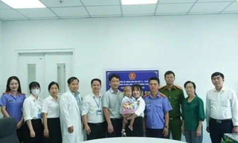 Bé trai 2 tuổi bị bạo hành được cấp giấy khai sinh