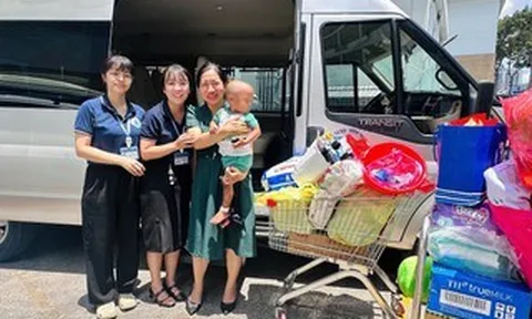 Bé trai 2 tuổi bị mẹ và người tình bạo hành được xuất viện