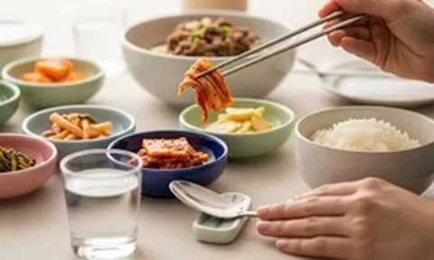 Vì sao người Hàn Quốc không bưng bát lên khi ăn cơm?