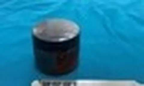 Người đàn ông hoảng loạn khi hũ mỹ phẩm chui tọt vào trực tràng