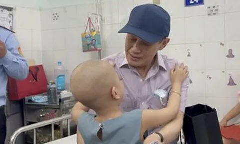 CLIP: Khoảnh khắc ấm áp của tỉ phú Johnathan Hạnh Nguyễn và các bệnh nhi
