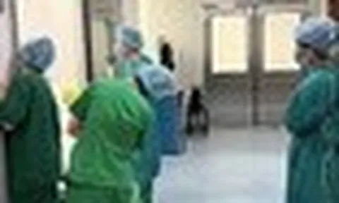 Thấy bác sĩ nép sau cánh cửa phòng mổ, nhiều người tưởng 'trốn việc' và sự thật phía sau