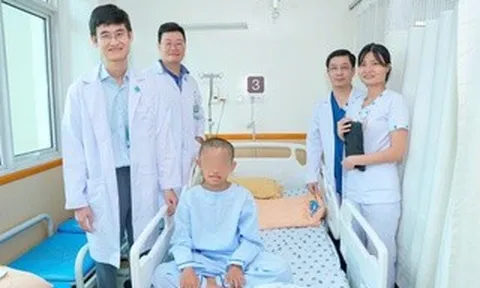 Tiến bộ y học: Mổ não bé trai 12 tuổi trong lúc bệnh nhi vẫn tỉnh táo