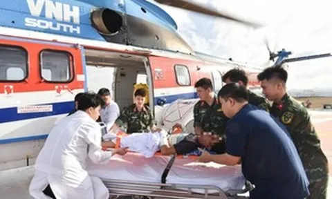 Trực thăng xuyên đêm đưa 2 bệnh nhân nguy kịch từ đảo về đất liền
