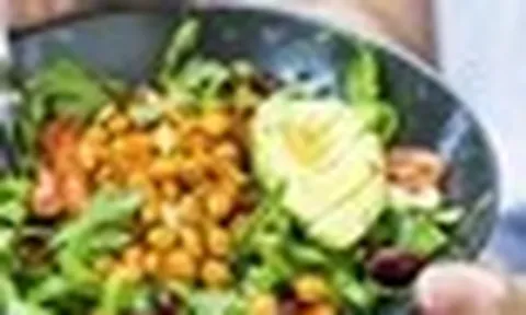 Nghiên cứu mới gây chú ý: Chỉ cần ăn đúng kiểu này, nam giới có thể sống thêm 3 năm, nữ giới thêm 2,3 năm