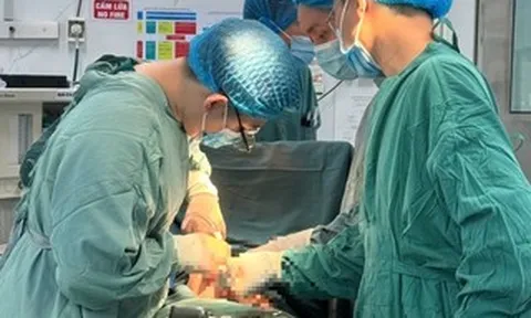 Ớn lạnh 6 mảnh dao lam sắc nhọn được lấy ra từ cơ thể 1 nữ bệnh nhân