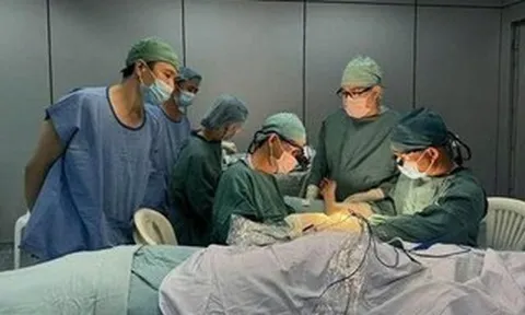 Cấp cứu người đàn ông bị tai nạn giao thông rớt tinh hoàn