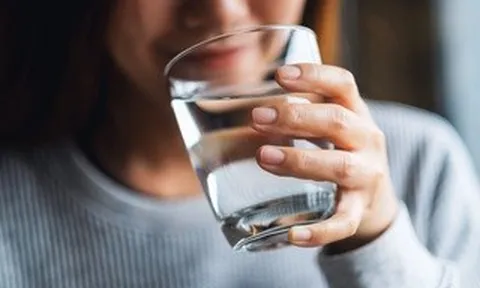 Nước uống nhiễm vi nhựa: 2 bước loại bỏ cực đơn giản