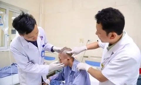 Điều bất ngờ với thiếu niên mang khối u vùng mặt, không đủ tiền nhập viện