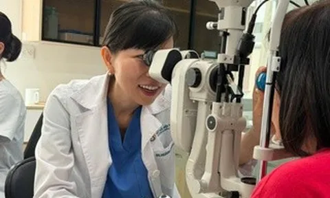 Mắt mờ, khô mắt có nên dùng thuốc mỡ kháng sinh?