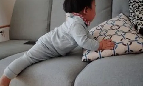 Bé 6 tháng tuổi ngã từ sofa, xuất huyết não nhưng sai lầm này của gia đình khiến bé rơi vào tình trạng nguy kịch