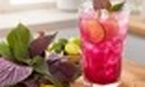 Món nước màu hồng hồng đang hot rần rần MXH: Làm từ loại lá dân dã có đầy ở Việt Nam, liệu có tốt như lời đồn?