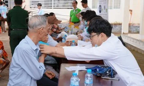 Người cao tuổi, người yếu thế vùng Đất Mũi được khám bệnh, đi “siêu thị 0 đồng”