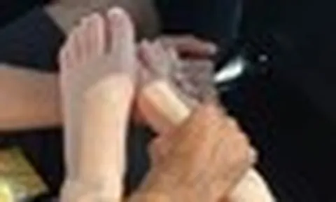 Học người Nhật cách mát xa 1 "điểm vàng" trên bàn chân giúp cải thiện thị lực, giảm lão thị, phòng tăng nhãn áp