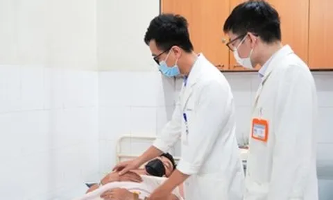 Người đàn ông nhập viện vì biến chứng quai bị sau một tuần tự theo dõi tại nhà