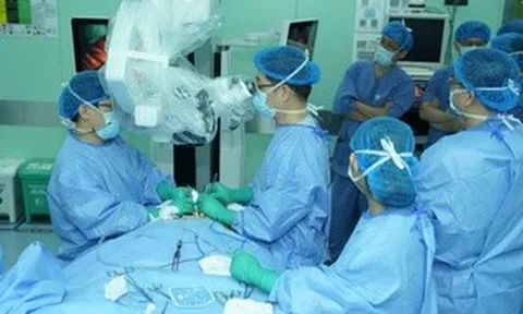 NGƯỜI THẦY THUỐC TRONG TÔI: Cuộc phẫu thuật giữa những lời đối thoại