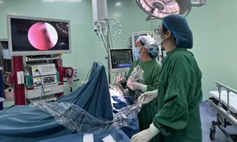 Đi qua những ca mổ khó bằng trái tim người mẹ