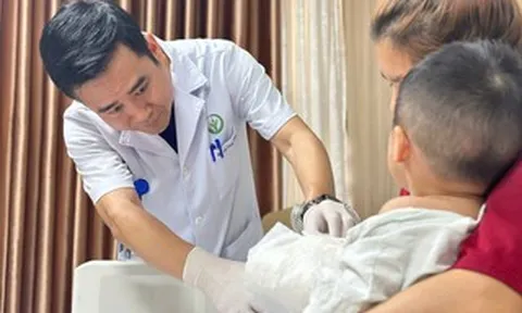 Nối lại bàn tay gần đứt rời cho bé trai bị tai nạn máy dập