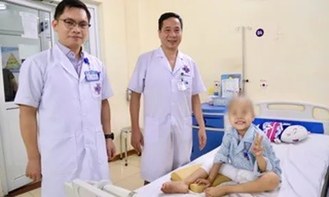 Cứu đôi chân bé 6 tuổi mắc ung thư xương bằng khớp nhân tạo đặc biệt