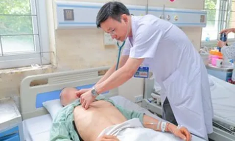 Nam thanh niên nhập viện sau nhiều giờ làm việc dưới nắng nóng