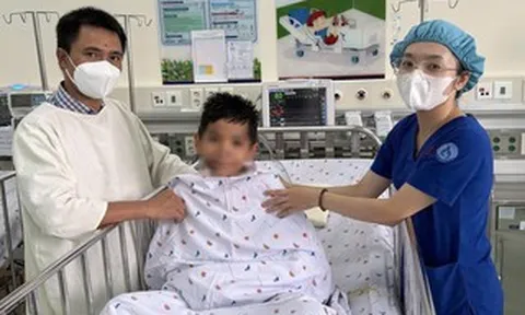 Hơn 10 giờ giành giật sự sống cứu bé trai bị ô tô cán qua người
