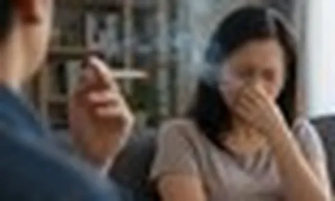 Vợ ung thư phổi di căn, chồng day dứt vì thói quen hút thuốc suốt 30 năm