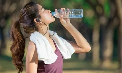 Bác sĩ cảnh báo thói quen bù nước phản tác dụng ngày nắng nóng
