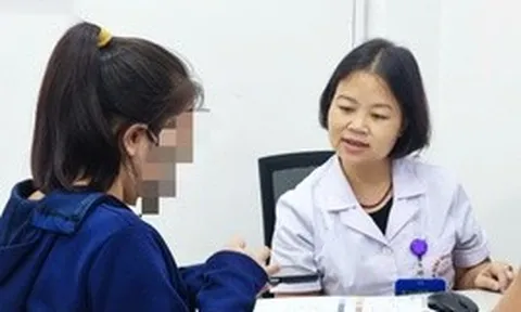 Hơn một thập kỷ kiên trì điều trị, hai mẹ con ở Hà Nội vỡ òa hạnh phúc khi bác sĩ thông báo đẩy lùi viêm gan B mạn tính