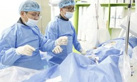 Đang đưa con đi khám, người đàn ông bất ngờ nhồi máu cơ tim và được cấp cứu kịp thời
