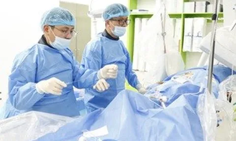 Đưa con đi khám bệnh, người cha bất ngờ thành bệnh nhân cấp cứu