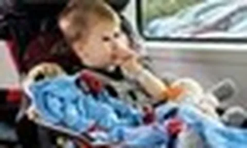 Bé trai 3 tuổi đột nhiên bị chẩn đoán bệnh ung thư máu, bố mẹ tức giận: "Con tôi chỉ bị đứt tay thôi mà!"