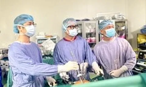 Nôn dữ dội sau khi uống rượu, người đàn ông vỡ thực quản