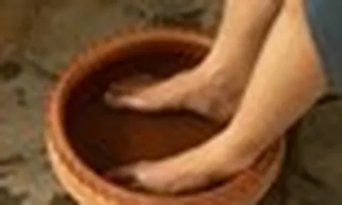 Cụ ông 65 tuổi ngâm chân nước muối mỗi ngày, 5 tháng bác sĩ kinh ngạc :"90% mọi người không làm được như ông"