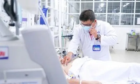 Xương cá xuyên thủng dạ dày, đâm vào gan sau nửa tháng
