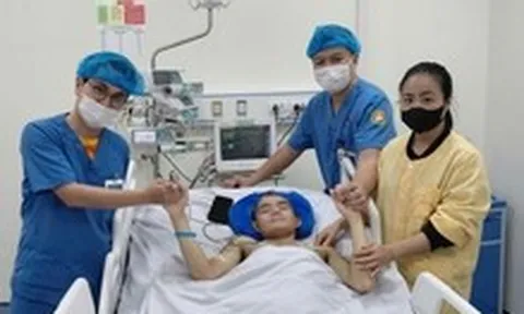 Từ cửa tử trở về, nghị lực của chàng trai mất nửa người khiến bác sĩ cảm phục