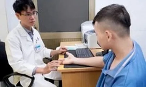 Gần 10 giờ vi phẫu giành lại 3 ngón tay bị máy cưa cắt đứt cho nam thanh niên