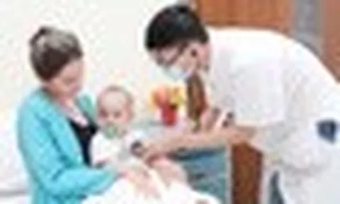 Cứu bệnh nhi 9 tháng tuổi người Kazakhstan nuốt phải kim băng đang bung mở
