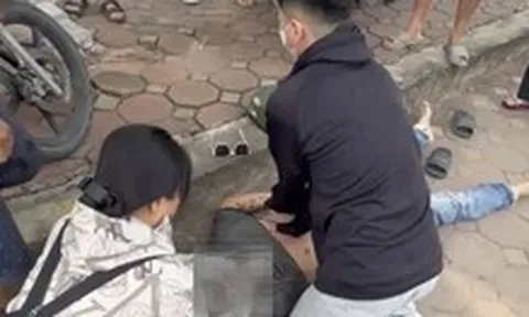 Nam sinh viên y khoa năm 3 ép tim, cấp cứu người bị nạn ngay trên đường