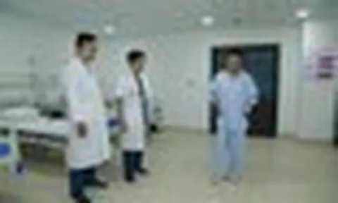 Phép màu y học: Sau gần 1,5 thập kỷ, người đàn ông có thể đi lại sau ca mổ của bác sĩ Việt