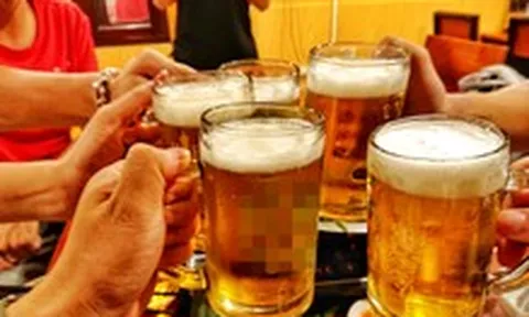 Vì sao uống rượu bia trong ngày nắng nóng dễ say và dễ nhập viện hơn?
