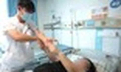 Người phụ nữ 30 tuổi bỗng bị đột quỵ giữa đêm dù chỉ số sức khỏe cực đẹp, tất cả là vì 1 thói quen uống nước kéo dài suốt nhiều năm